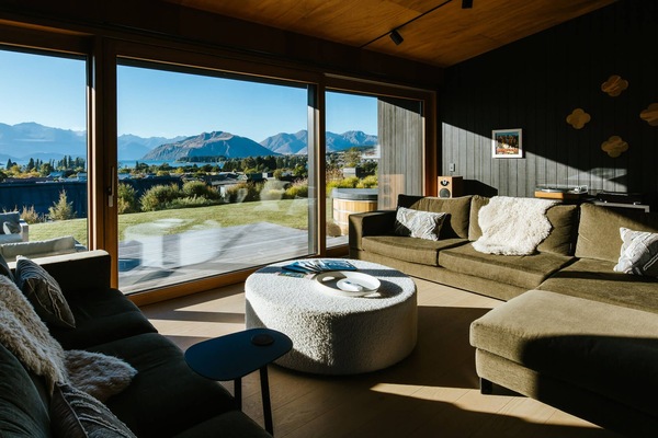 Luxury House, Lake View | Living area