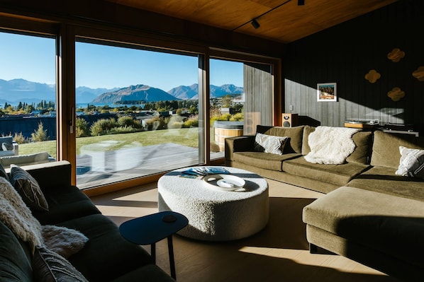 Luxury House, Lake View | Living area