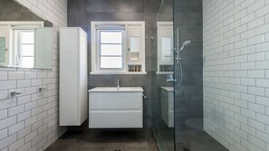 Shower, hair dryer, towels - UrbanStyle Claremont Apartment (Mount Claremont)