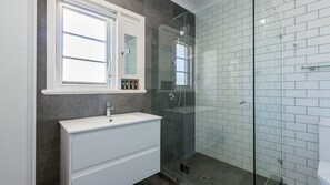Shower, hair dryer, towels - UrbanStyle Claremont Apartment (Mount Claremont)
