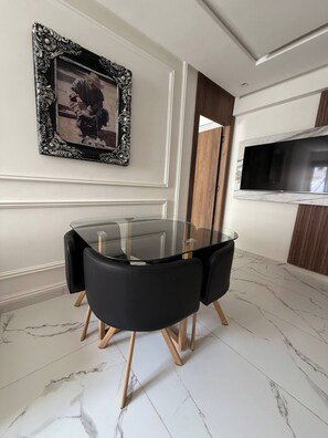 Apartment, 2 Bedrooms, City View | Dining