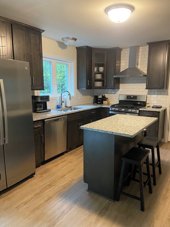 Refrigerador, microondas, horno y parrilla de estufa