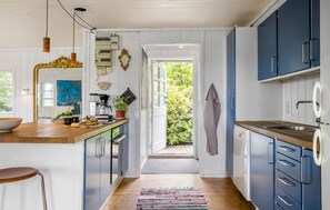 Kjøleskap, kokeplater, oppvaskmaskin og kaffetrakter/tekoker