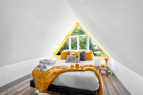 Cozy 2-Bed Attic | 5 Mins to BHX Airport & NEC