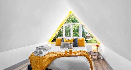 Cozy 2-Bed Attic | 5 Mins to BHX Airport & NEC
