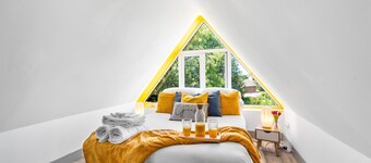 Cozy 2-Bed Attic | 5 Mins to BHX Airport & NEC