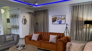 Een moderne woonkamer met een bank, een salontafel en een vloerkleed.