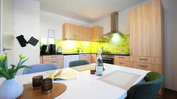 KĂŒhlschrank, Ofen, Herdplatte, GeschirrspĂŒler