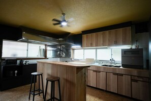 Kjøleskap, mikrobølgeovn, kokeplater og oppvaskmaskin