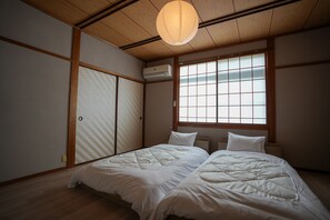 4 slaapkamers, een strijkplank/strijkijzer, gratis wifi, beddengoed