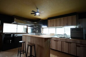 ثلاجة، ميكروويف، موقد طهي مسطح، غسالة أطباق