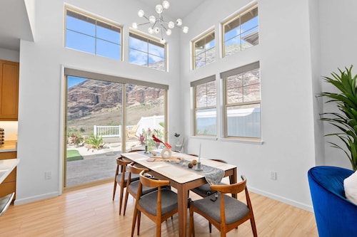 Sleeps 16, 2 Homes Ocean Views, Shared Pool + Gym, Near the Beach Avantstay