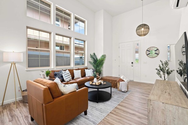 Interior - Sleeps 16, 2 Homes Ocean Views, Shared Pool + Gym, Near the Beach Avantstay (Waianae)