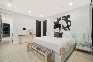 6 Schlafzimmer, Schreibtisch, Bügeleisen/Bügelbrett, Reisekinderbett