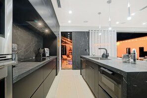 Refrigerador, microondas, horno, placa de cocina