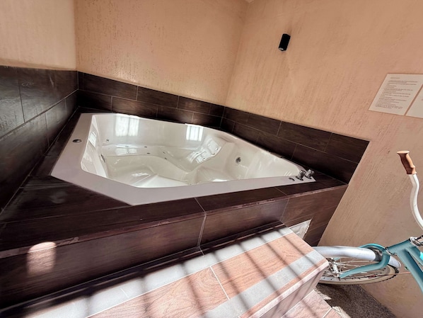 House, Multiple Beds, Pool Access, Pool View (Ivarica 1522) | Jetted bathtub
