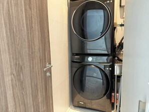 Apartment, Multiple Beds, Hot Tub, Partial Ocean View (Maritima 6M) | Laundry