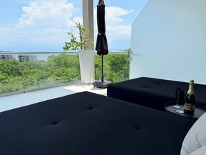 Appartement, Plusieurs lits, accĂšs Ă la piscine, vue sur lâocĂ©an (Bolongo 302) | 2 chambres, dĂ©cor unique, ameublement unique, literie fournie