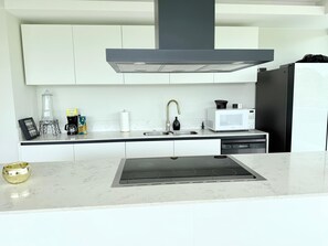 Apartament, diversos llits, accés a la piscina, vistes a l'oceà (Bolongo 302) | Cuina privada | Cafetera i tetera 