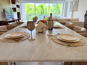 Apartment, Multiple Beds, Pool Access, Ocean View (Bolongo 005) | Dining