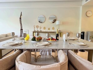 Leilighet, flere senger, adgang til basseng, havutsikt (Bolongo 005) | Spiseområde