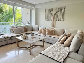 아파트, 침대(여러 개), 수영장 이용, 바다 전망 (Bolongo 005) | 거실 공간