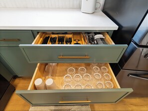 Microondas, horno, placa de cocina, lavavajillas