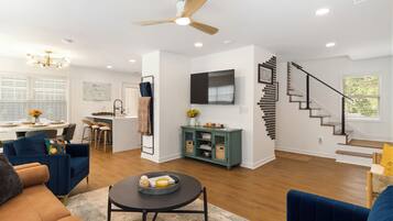 Een televisie en een open haard