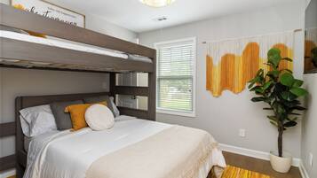 3 slaapkamers, een strijkplank/strijkijzer, wifi, beddengoed