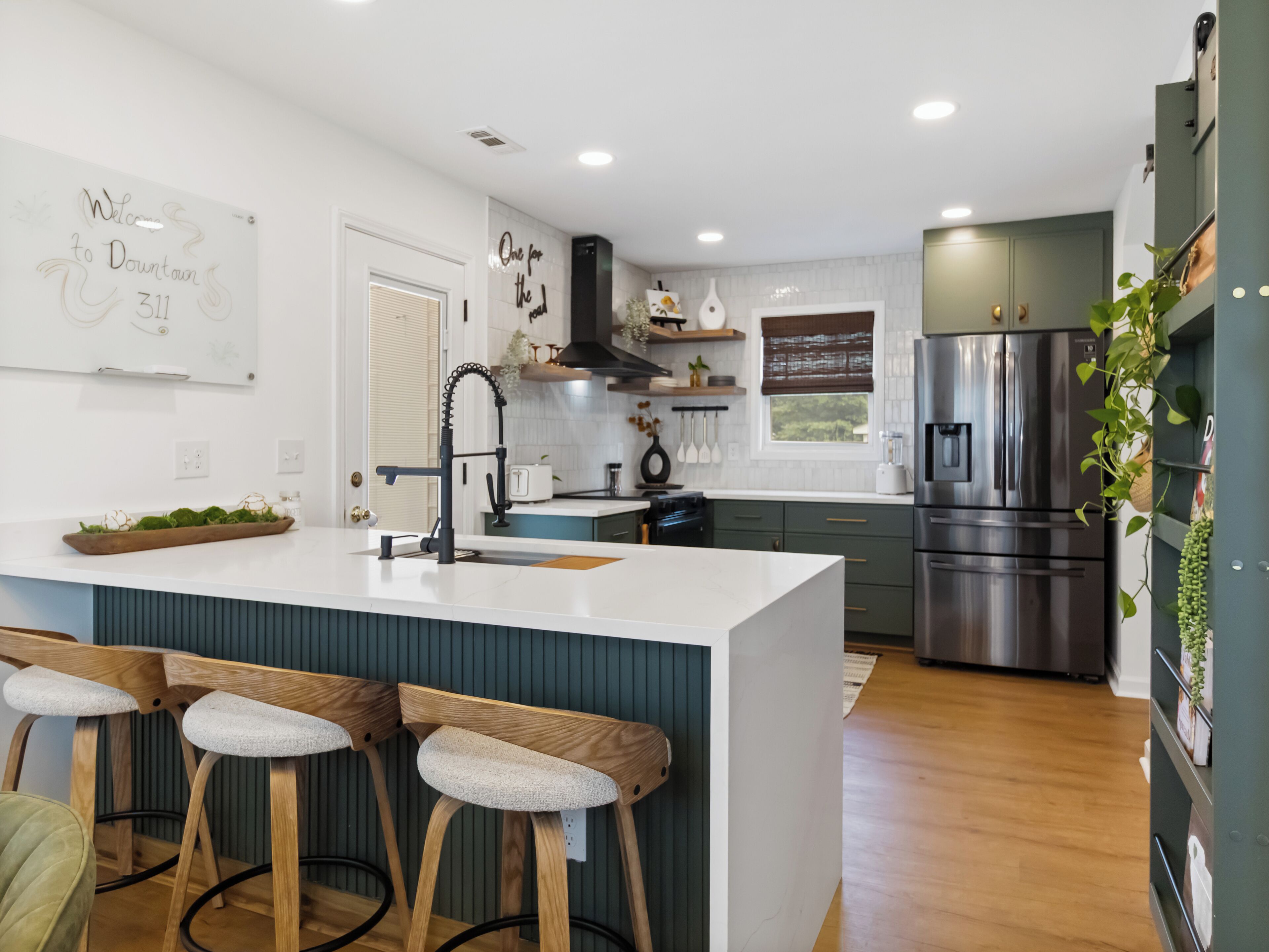 Een microgolfoven, een oven, een kookplaat, een vaatwasser