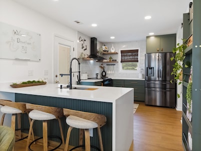 Upscale Artsy Bungalow-Walk away to Unity Park