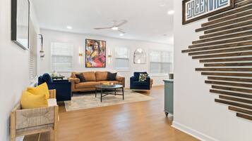 Een televisie en een open haard