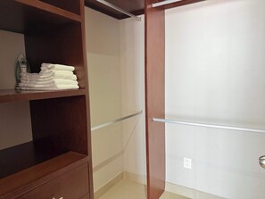 Departamento, varias camas, balcón, vista al océano (Rich Coast 2) | Guardarropa