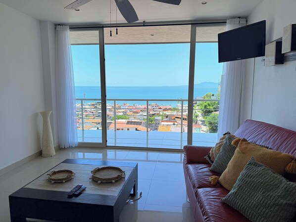 Departamento, varias camas, balcón, vista al océano (Rich Coast 2) | Área de sala de estar