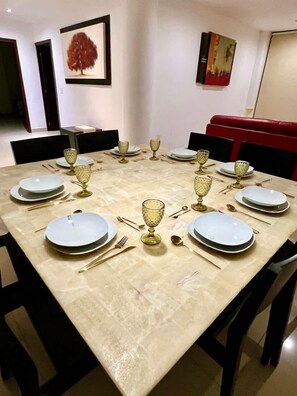 Departamento, varias camas, balcón, vista al océano (Rich Coast 2) | Cocina privada | Cafetera y tetera