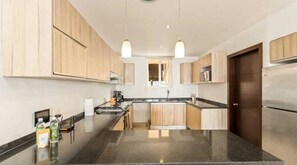 Departamento, varias camas, balcón, vista al océano (Rich Coast 2) | Cocina privada | Cafetera y tetera