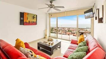 Departamento, varias camas, balcón, vista al océano (Rich Coast 2) | Área de sala de estar
