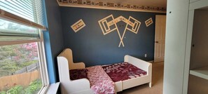 4 bedrooms, iron/ironing board, WiFi, bed sheets