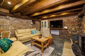 TV - Holiday home with swimming pool and panoramic views (Bribir)
