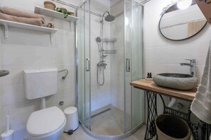 Shower - Holiday home with swimming pool and panoramic views (Bribir)