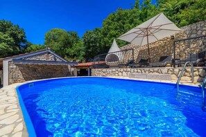 Pool - Holiday home with swimming pool and panoramic views (Bribir)