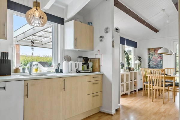 Fridge, stovetop, dishwasher, coffee/tea maker