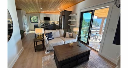 338290 Luxe Loft of Woodland Park CO
New • Hot Tub • Fireplace •
Balcony • Views