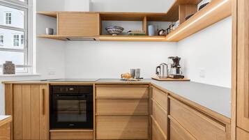 Køleskab, kogeplade, opvaskemaskine, kaffe-/temaskine