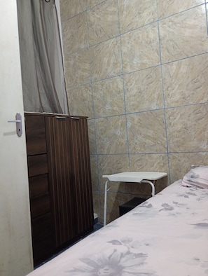 1 bedroom, internet, bed sheets