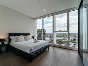 Iron/ironing board, WiFi, bed sheets - Charming 2 bedroom APT overlooking Accor Stadium (Lidcombe)