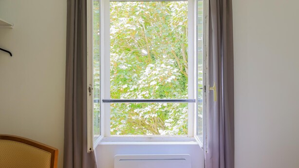 A room with a window, a radiator, and a chair. - Beautiful home in Monthenault with WiFi (Monthenault)