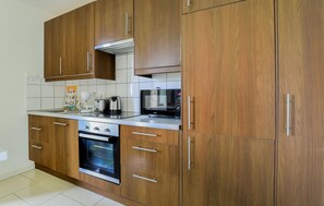 Frigorifero, forno, piano cottura, lavastoviglie