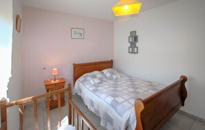 Iron/ironing board, travel crib, free WiFi