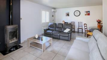 TV connectée, cheminée, chaßne hi-fi